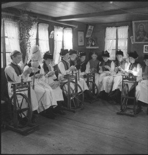 Women from Valais, spinning, around 1950