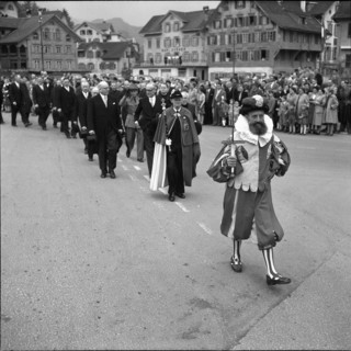 Federal council Rubattel at procession, Obwalden voter's meeting 1954.