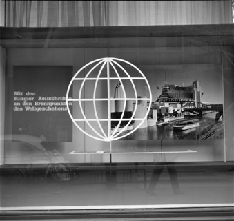 Shop window Ringier publisher: with Ringier magazines ..., 1967.