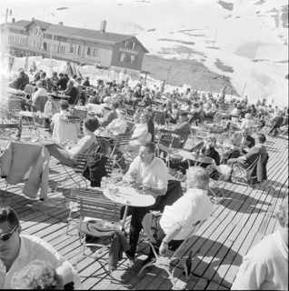 Kleine Scheidegg, tourists sitting at sunroof; 1950.