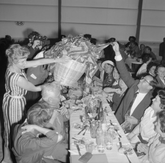 Topping-out ceremony of the SAFFA fair 1958: S. Widmer receives a SAFFA handkerchief.