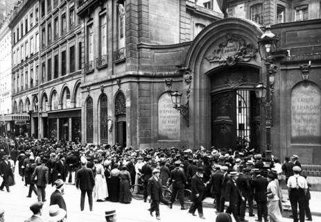 Last days before outbreak of World War 1: Queue in front of Caisse d'vâpargne, Paris 1914.