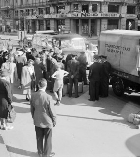 Zurich Bahnhofplatz around 1950.