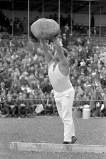 Swiss wrestling festival Biel 1969, Stone Throwing.