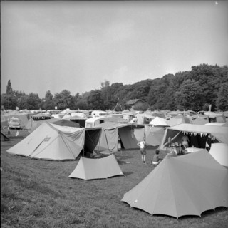 25 years car camping: around 3000 people came to put up their tent outside of Geneva, in La Batie,