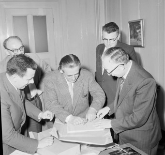 Initiative against nuclear armament, handing over 1959.