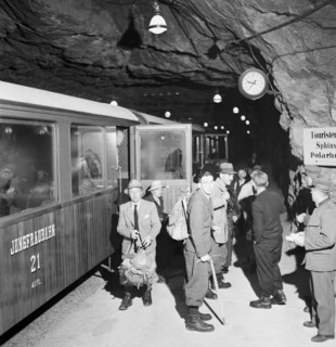 Jungfraujoch 1942: People descending from the Jungfrau train.