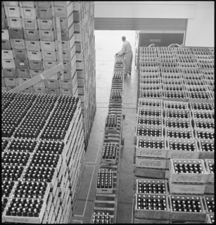 Lausanne, Coca-Cola bottling plant, crate; 1949.