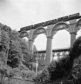 Newly built railway viaduct in Luetisburg, 1945.