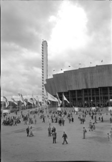 Olympic Games Helsinki 1952: spectators on their way to the stadium.