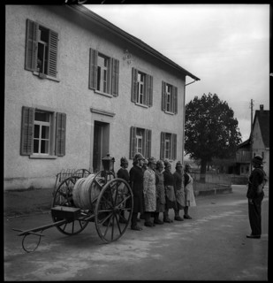 Women of the auxillary fire brigade with hose cart, 1941.