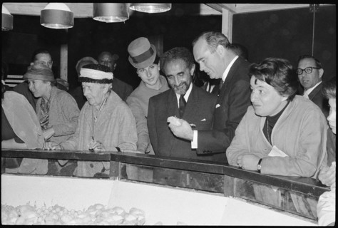 Director Ruckstuhl (r) shows Emperor Haile Selassie a chick at the Expo in Lausanne, 1964.