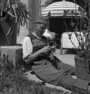 Soldier knitting; convalescence; 1940.