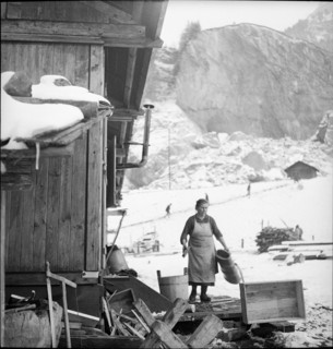 Evacuated woman from Mitholz in front of emergency accommodation 1948.