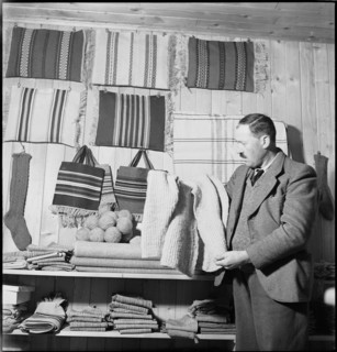 Man with manual knitted sweater, 1945.