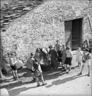 Children refreshing themselves during May journey to the alpine pasture of Selva, 1942.