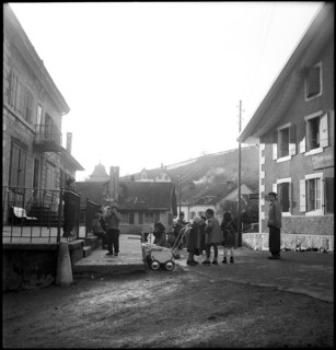 Val de Travers: children in Noiraigue; 1950.