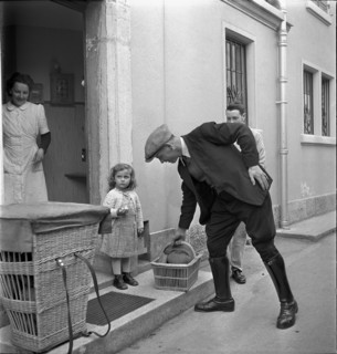 Distribution of the widow's bread in La-Tour-de-Peilz, 1941.