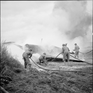 Airport fire-brigade: exercise with dry powder, Kloten 1956.