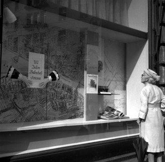 Shop window Ringier publisher: 100 years Bahnhofstrasse, street map, 1964