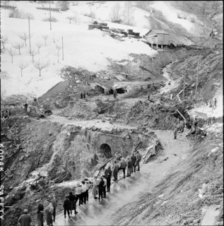 Avalanche in Nendaz, people looking at the devastation; 1957