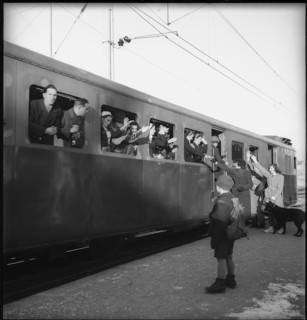 WW 2: Swiss Donation; Swiss medical mission, team on their way to Belgium, 1944