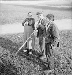 WW 2: elderly coutrywoman and farmers having a break, 1940