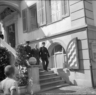 Murder trial, policemen escorting Hans Vollenweider to the court, 1940