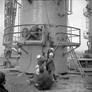 Refinery Collombey, assembly, workers pulling a rope; 1962