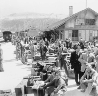 Arrival of Italian field workers in Brig; 1956
