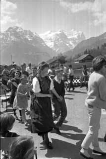 Dutch children are visiting Swiss children in Goldern.