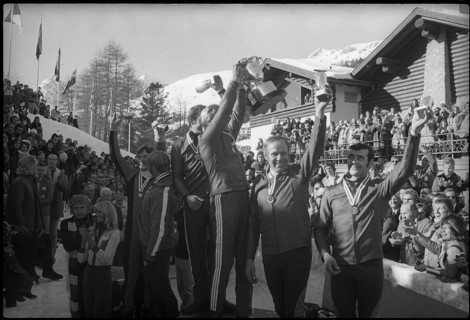 Bob racing WC in St Moritz 1974: Double bobsleigh winners ceremony