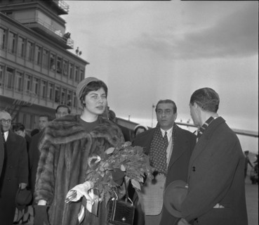Empress Soraya arrives in Geneva, 1958