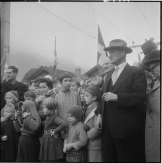 Alpnach, people waiting for Ludwig von Moos, newly elected federal councilor; 1959