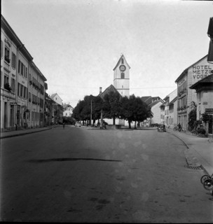 Klingnau, children at fountain 1946