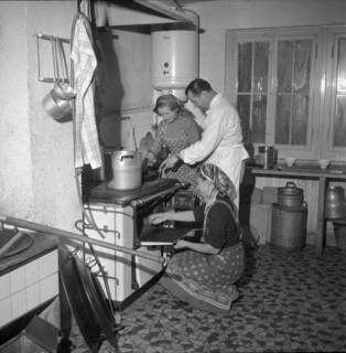 Hungarian refugee cooking, Uerikon 1956