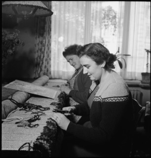 Producing a Smyrna carpet, 1951