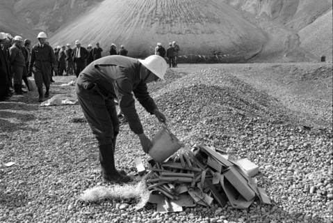 Blasting demonstration, set fire to explosive; quarry Mellikon 1970