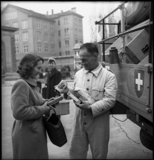 WW 2: Zurich workers donate for war victims in Lyon (France), 1944