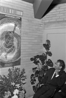 Hans Erni in front of his poster for the planetarium Panorama 1969