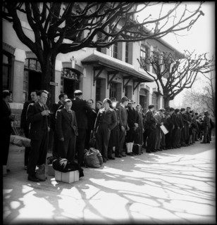 French refugees return home; 1945