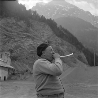 Attinghausen; glass sand quarry, worker giving warning signal; 1953