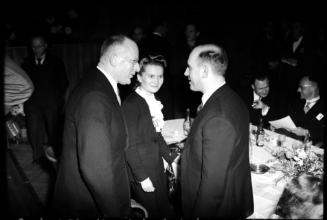 Member of the canton government Streuli talks with the help of an interpreter to Russian minister