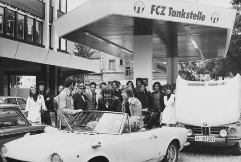 Team of FC Zurich at the new FCZ gasoline station, 1974