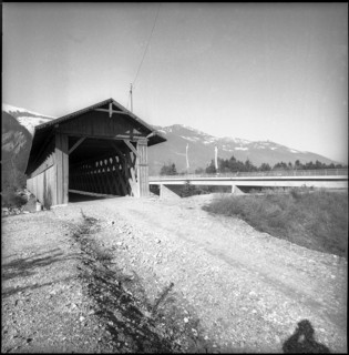 Roofed wooden bridge next to new built Rhine bridge; 1958