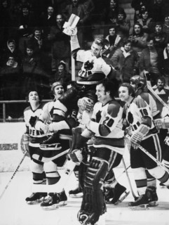 NLA 1974/75: Swiss Champion SC Bern 1975, Cadieux with trophy