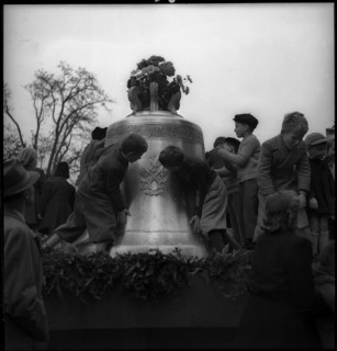 Pupils with bell of Petrus church in Bern 1948