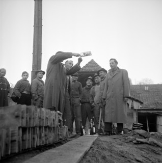 Road lesson in building Molotov cocktails, Berne 1956