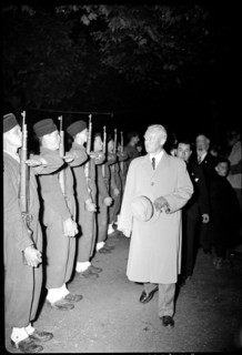 Guisan passes soldiers of French army