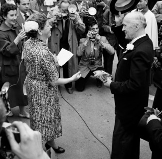 Opening of the SAFFA fair 1958: Erika Rikli presents Thomas Holenstein with the key